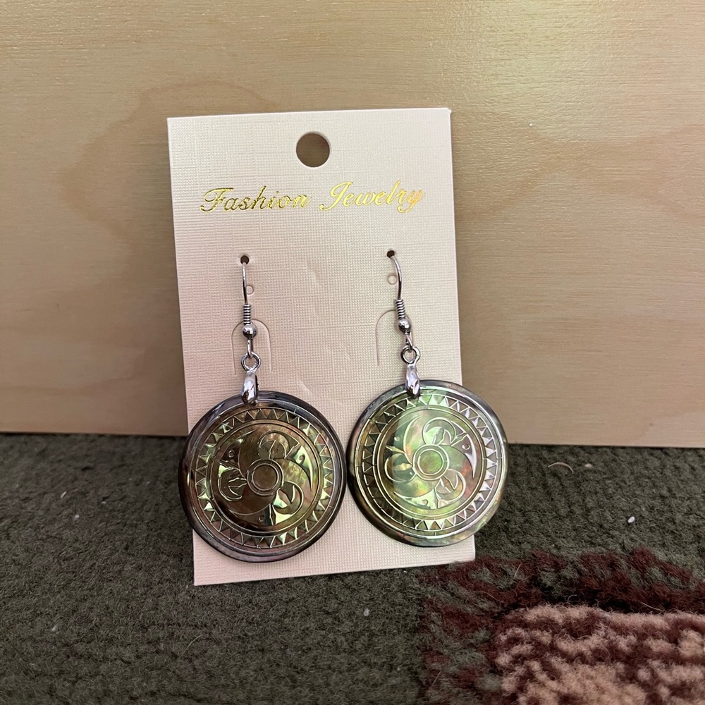 Pair of carved mother-of-pearl shell earrings - Picture 3 of 6